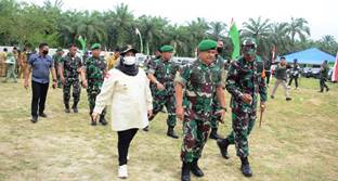 Bupati Bengkalis Kasmarni mendampingi Pangdam I/Bukit Barisan Mayjen TNI Achmad Danil Chardin bersama Kasrem 031/Wira Bima Kolonel Inf Habzen Sianturi.